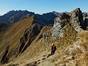 64 Saliscendi in cresta verso il Monte di Sopra 